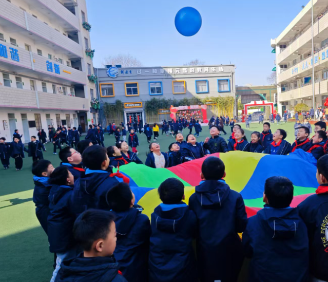 清晨的校园生机盎然在体育孩子们挥洒汗水一旁的AI系统同步工作